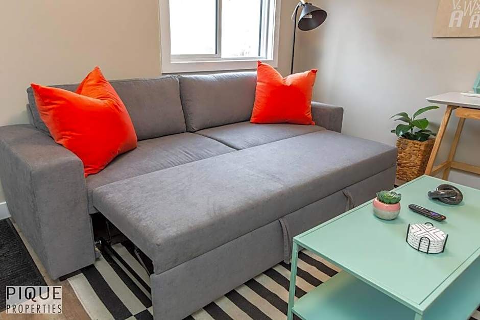 NEW, Euro-Style Suite, Whyte Avenue, AC, Netflix, Sleeps 6!