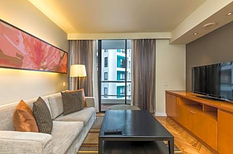 Deluxe One-Bedroom Twin