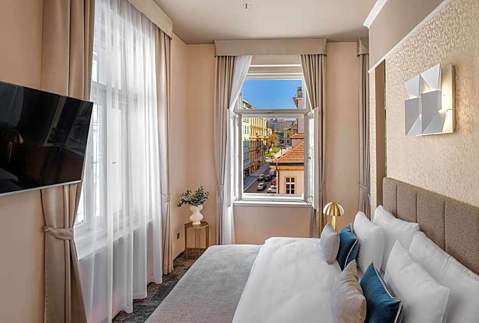 Hotel Maestro by Adrez