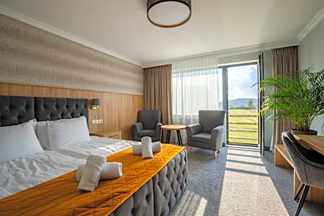 Mazurkowa - z widokiem na Karkonosze i Śnieżkę, darmowy parking, obok restauracja Mazurkowa Chata