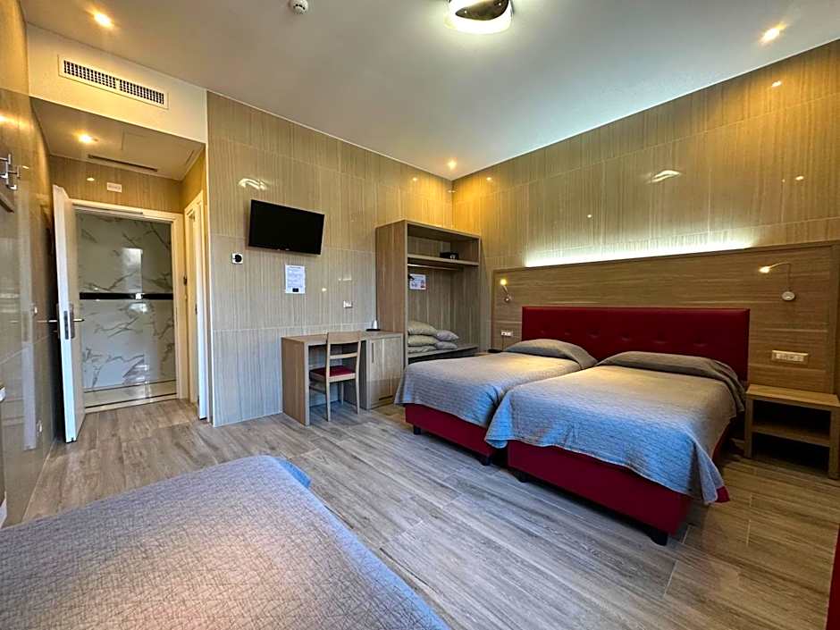 Hotel Midway