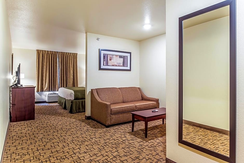 Cobblestone Hotel & Suites - Hutchinson