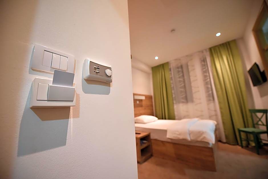 Hotel Argument