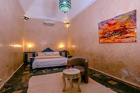 Deluxe Room (2 Adults + 1 Child)