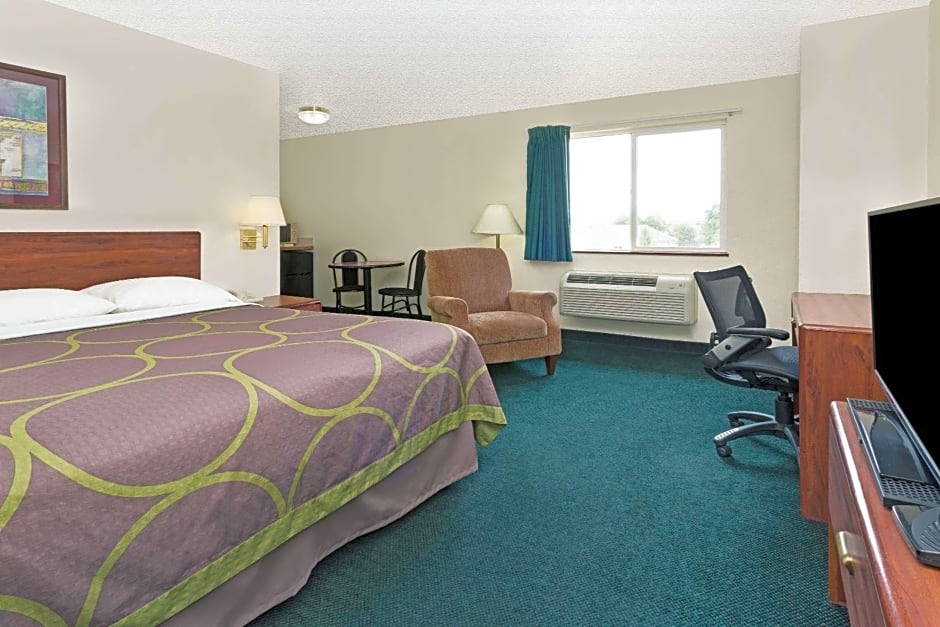 Super 8 by Wyndham Windsor