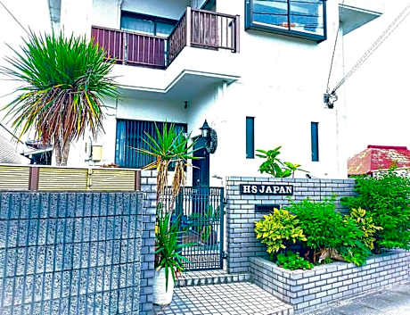 "Modern Elegance in Traditional Japanese Setting"