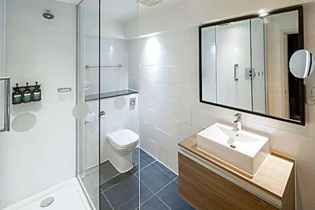 1 Queen Bed 1 Bedroom Suite LoungeAccess