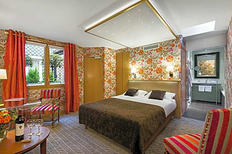 Double Room with Shower and Bath