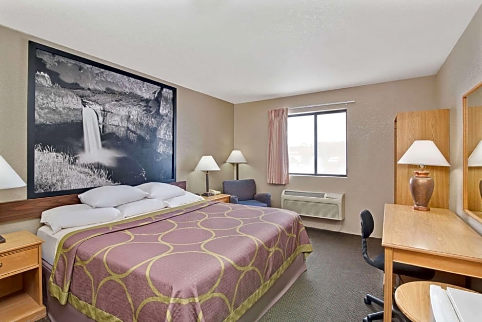 Super 8 by Wyndham Spokane/West