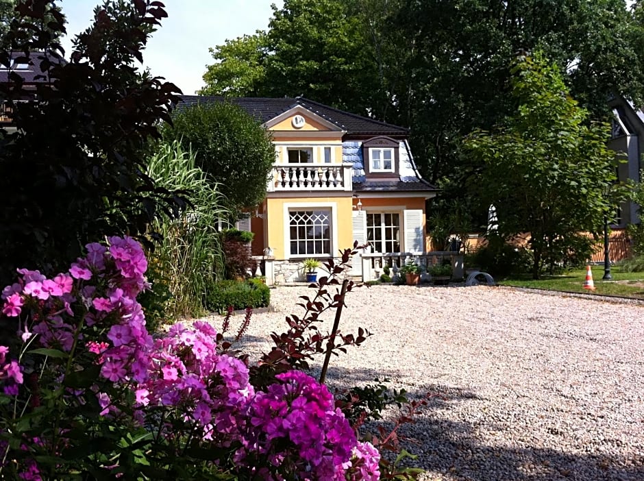Yacht- , und Reisemobilhafen "Historisches Fährhaus" Wendenschloss