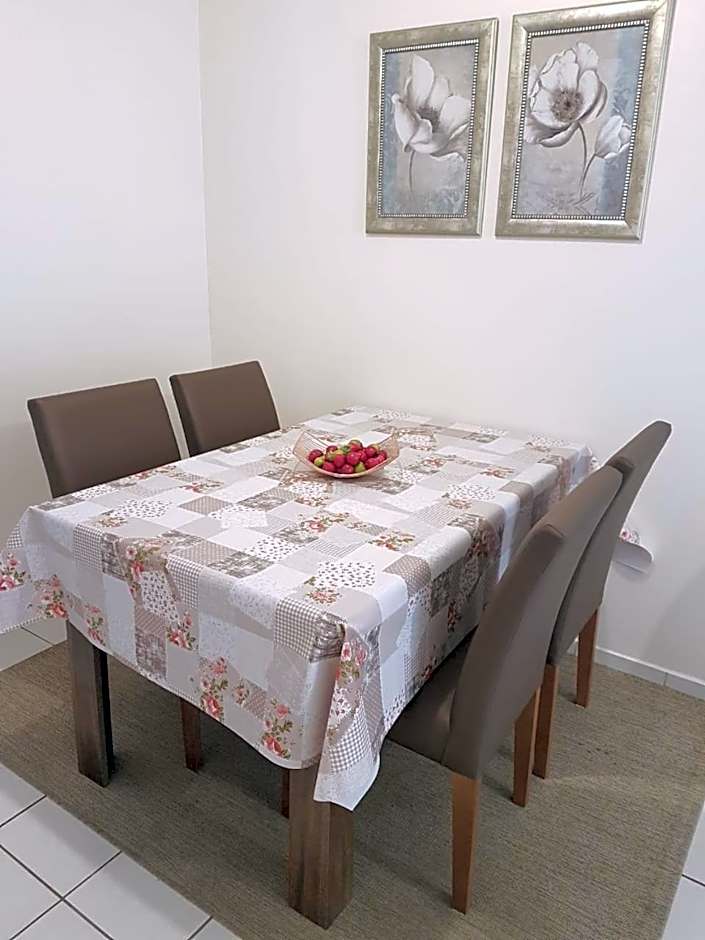 Apartamento TOP CLIMATIZADO em CRICIÚMA-SC - ótimo CUSTO-BENEFÍCIO - Cozinha completa - Cama Box - WiFI - Smart TV - Apps YouTube - NetFlix - Prime Vídeo - Garagem coberta - Portaria Digital 24h - Lugar sossegado e arborizado - Acomoda até 5 pessoas