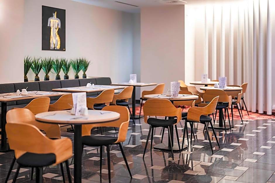Hotel H12