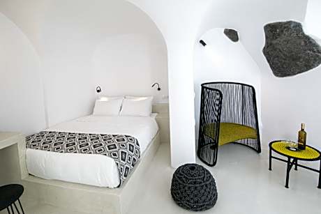 Cozy Nest Villa with Indoor Jacuzzi and Caldera View