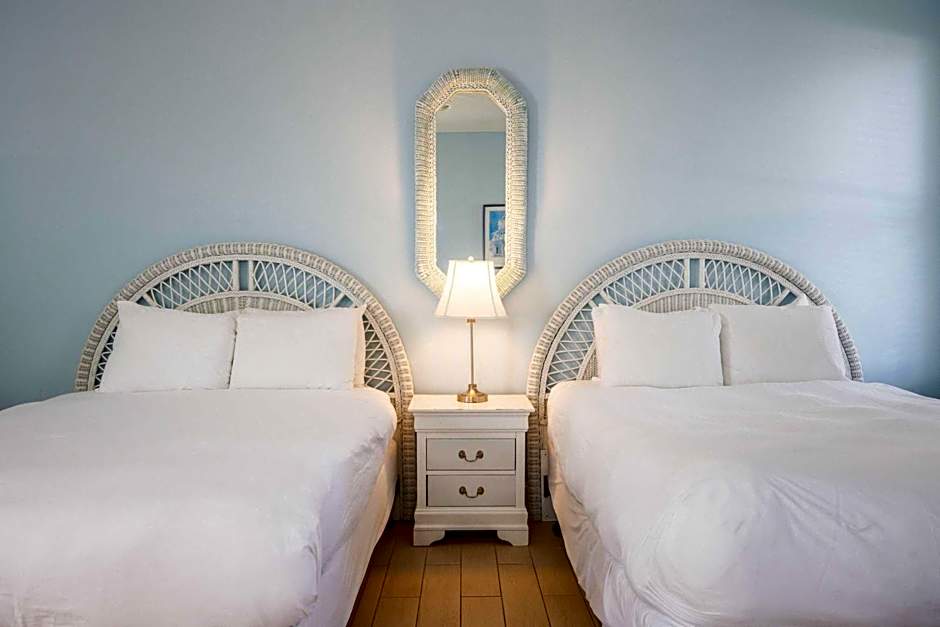 Deluxe Queen at the Curry Mansion - Parking & Heated Pool!