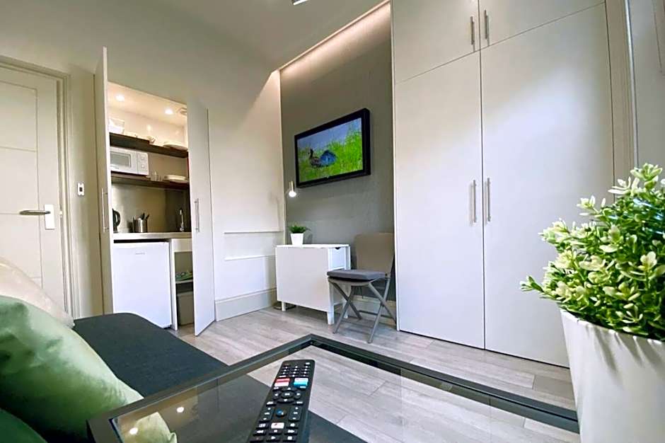 Apt 03 Beachside Beauty Central Studio Steps from Cafes