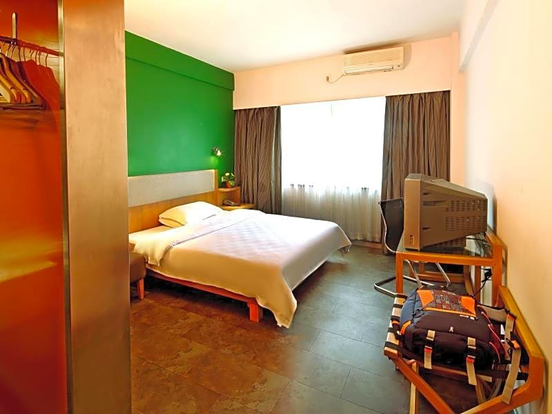 Liwan Lake Garden Inn