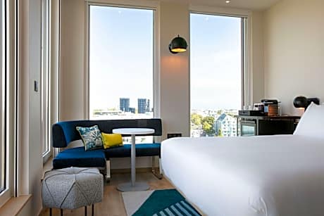 King Room, Cathedral View, Guest Room, 1 King, Cathedral View, City View, Upper Floor