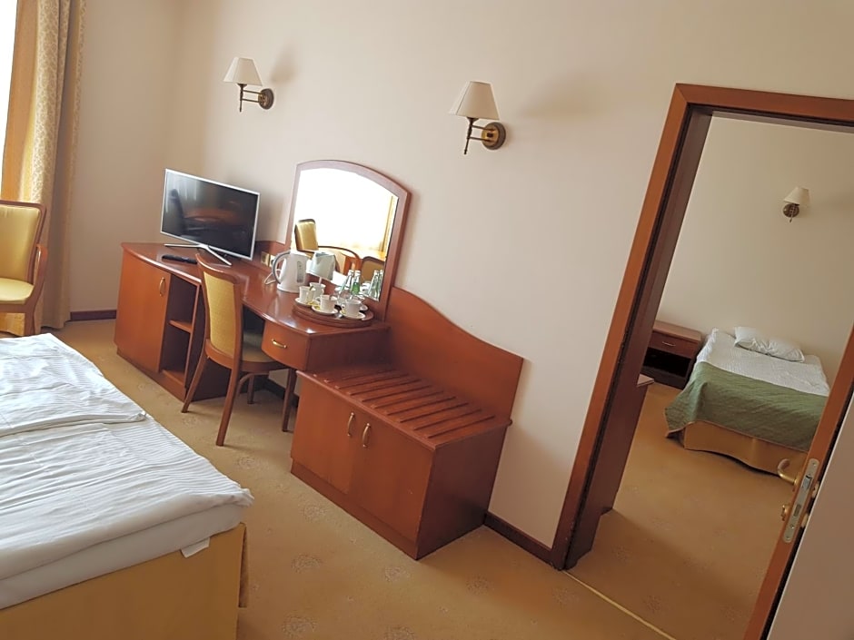 Photo 1 of 4 of Standard Quadruple Room