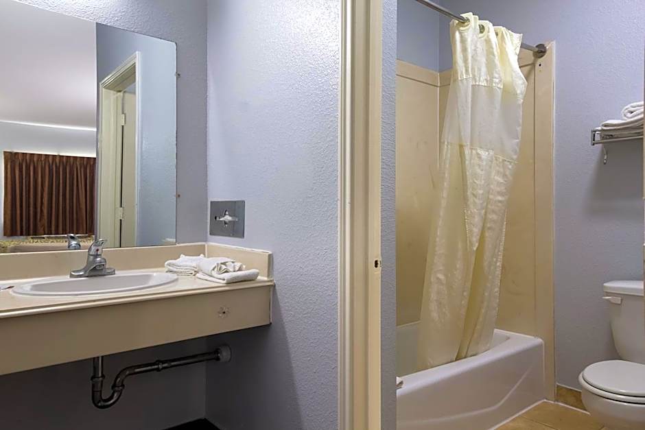 Scottish Inn & Suites