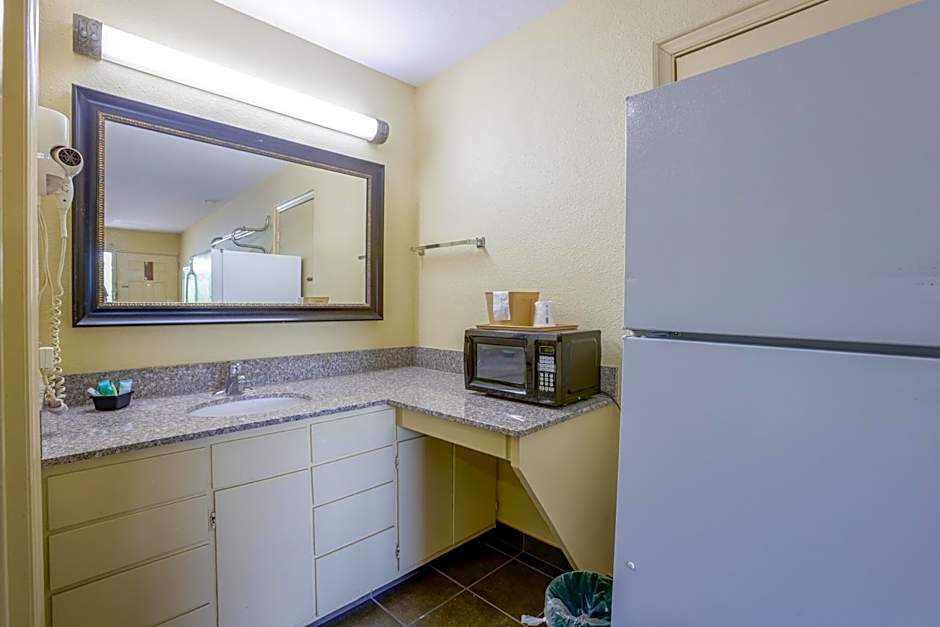 Budget Inn By OYO Natural Bridge I-81