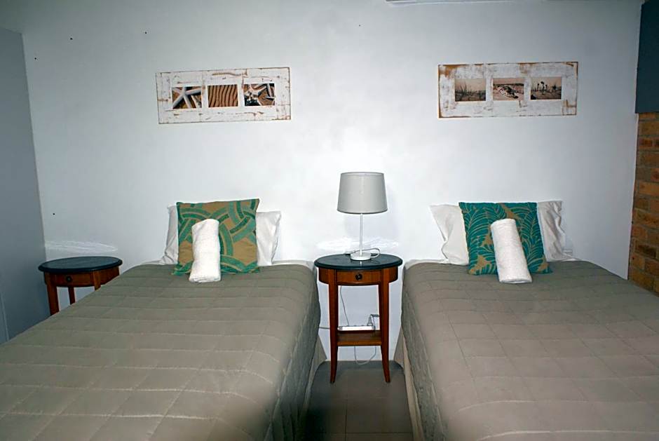 Hawks Nest Motel