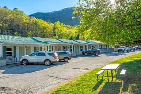 Geneva Hotel & Tiki Bar