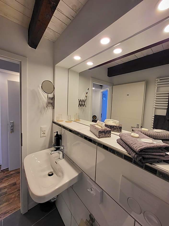 CJS Apartments - Chill or Drive am Nurburgring, Free Parking, WLan, Spacious Rooms, Quiet Location