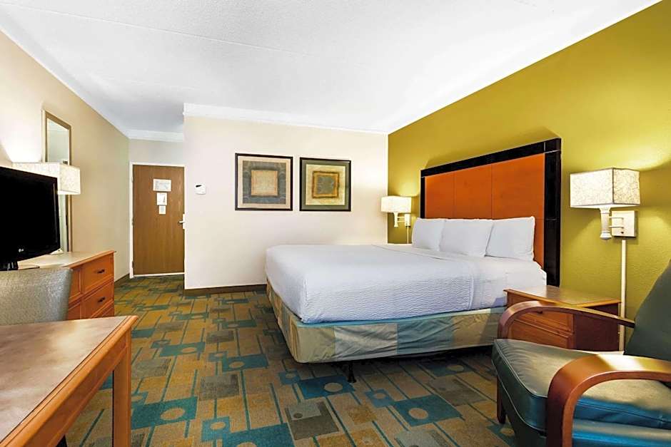 La Quinta Inn & Suites by Wyndham St. Pete-Clearwater Airport