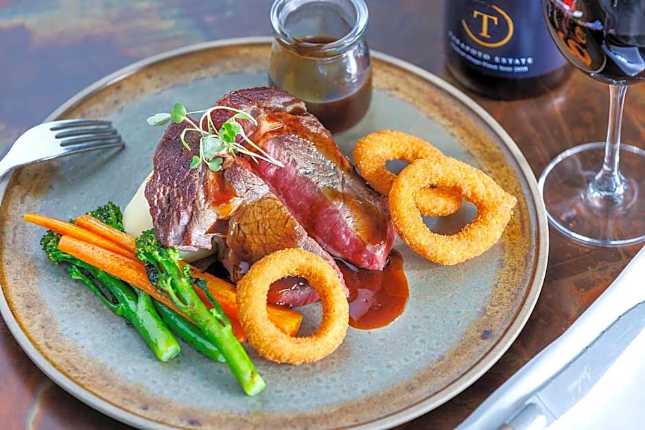 Hidden Lake Hotel & Apartments