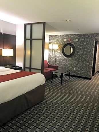 1 King Bed, Suite, Nonsmoking, Accessible