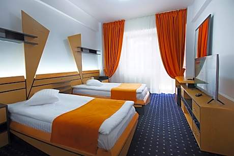 Standard Twin Room with Mountain View