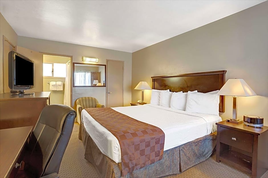 Travelodge by Wyndham Everett City Center