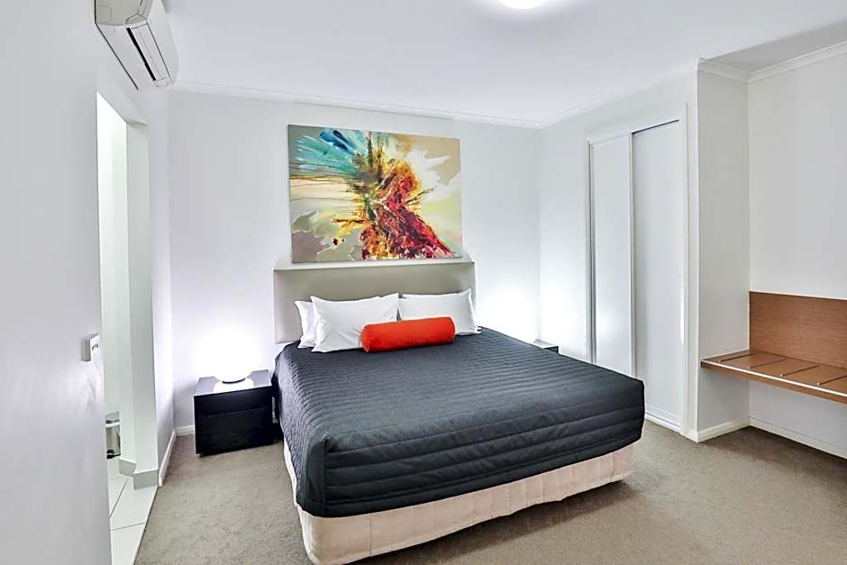 Indulge Apartments - Ontario