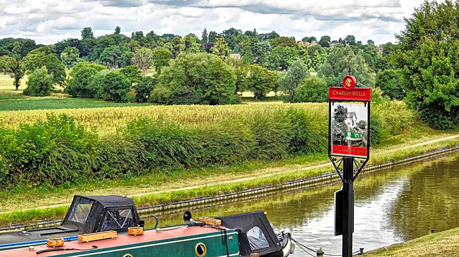 Narrowboat at Weedon
