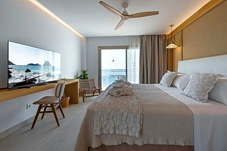 Suite with Balcony and Sea View (2 Adults + 2 Children)