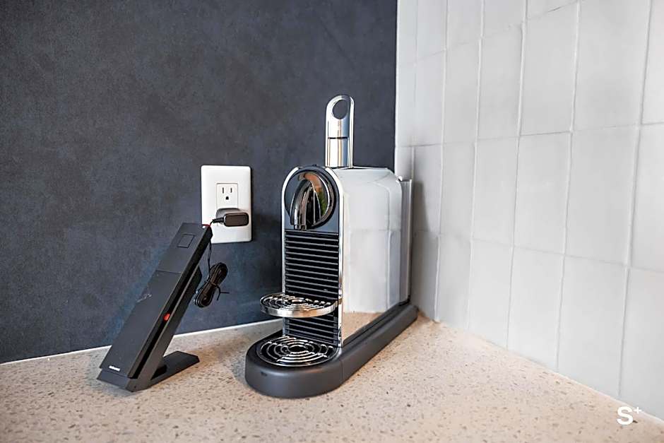 Modern Downtown 1BR with Amazing City Views