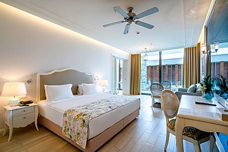 Exclusive Suit with Living Room Land View