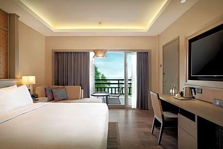 King Guest Room with Sea View and Balcony - High Floor