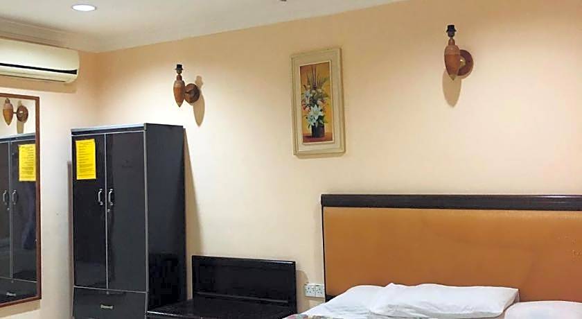 Penarak Bamboo Beach Motel