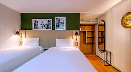 Standard Room Connecting - 1 Queen Bed 2 Single Beds