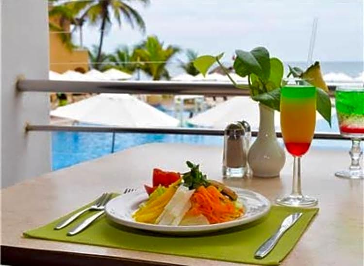 VILLA PARA 5P 4A 1M dentro del Hotel a un lado del Krystal IXTAPA Con Playa WiFi