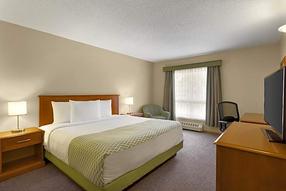 Colonial Square Inn & Suites