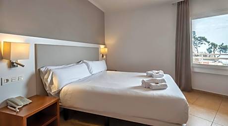 Double or Twin Room with Sea View