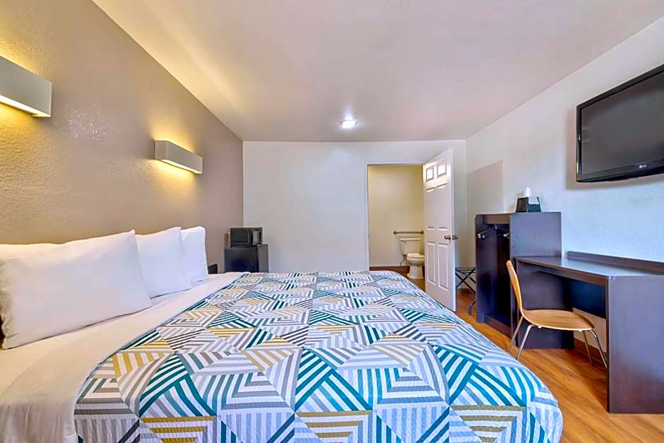 Photo 1 of 9 of 1 Queen Bed, Nonsmoking