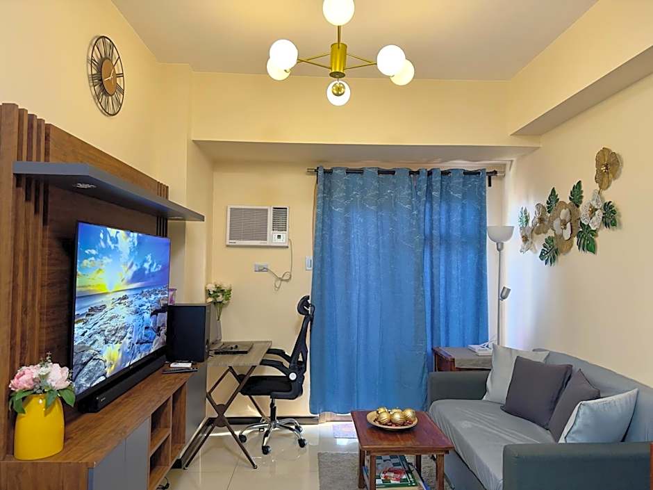 Bayfront Suite in Pasay Near NAIA Terminal, PICC, Star City, MOA and US Embassy - Pet-Friendly, Wi-Fi & Netflix, Free Swimming Pool, Sauna, Work from Home Ready