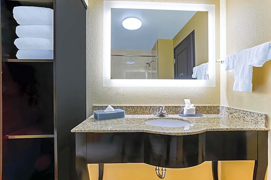 La Quinta Inn & Suites by Wyndham Denver Gateway Park