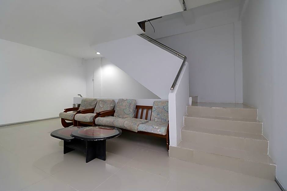 RedDoorz Plus near Kepri Mall