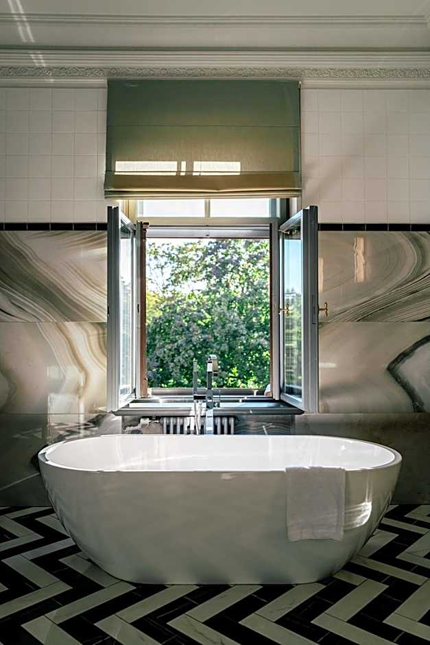 Grand Poet Hotel and SPA by Semarah