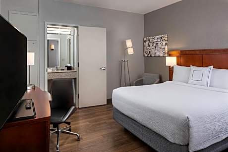 King Room with Atrium View and Adapted Tub - Mobility Accessible