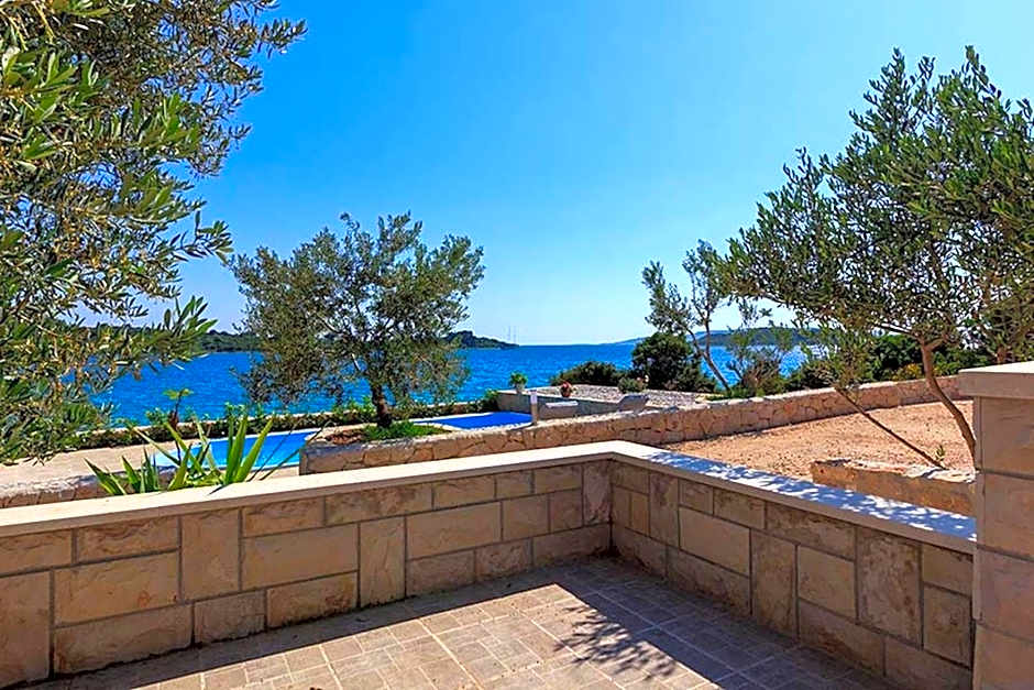 Luxury Beachfront Villa Dalmatino Trogir with private pool right at the beach in Okrug Gornji - Ciovo